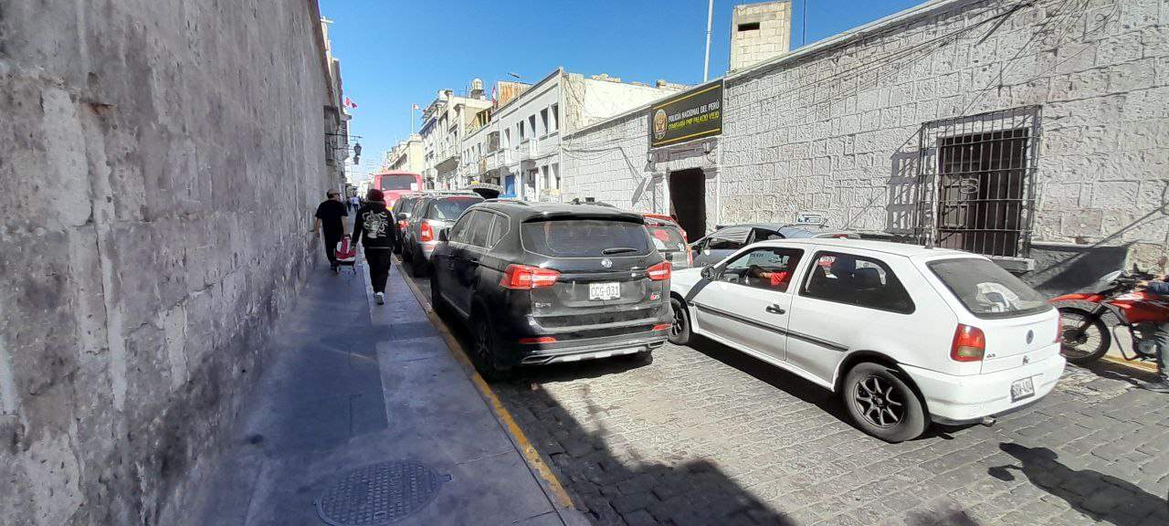 Taxistas piden que vehículos siniestrados no vuelvan a entorpecer el tránsito en Palacio Viejo