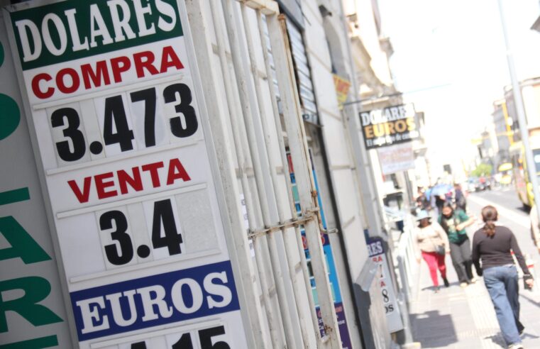 Dólar alcanza su nivel más alto en un mes por incertidumbre electoral