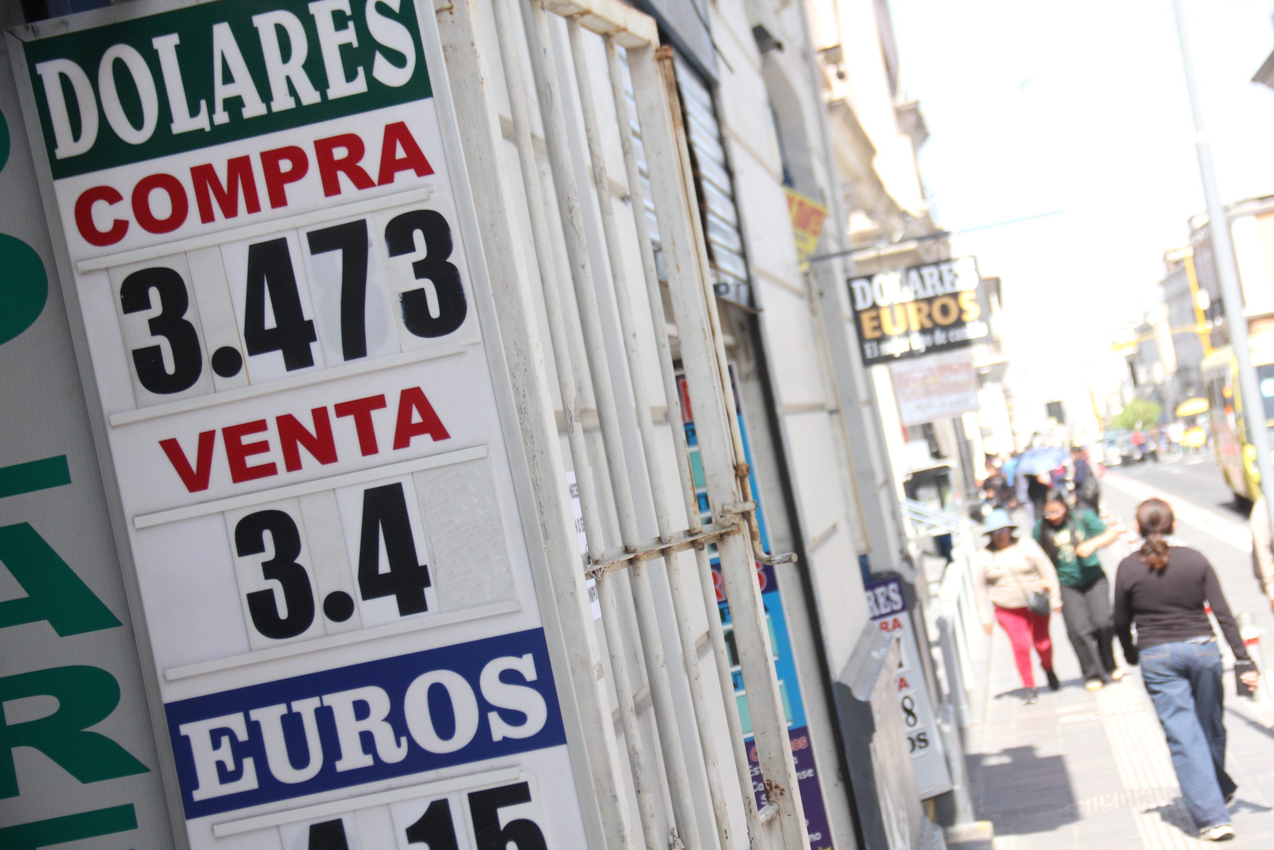 Dólar alcanza su nivel más alto en un mes por incertidumbre electoral