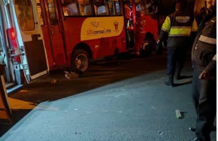 Choque entre bus y “loncherita” termina con vivienda afectada en Mariano Melgar