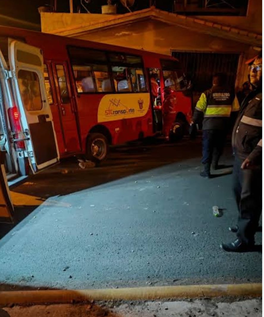 Choque entre bus y “loncherita” termina con vivienda afectada en Mariano Melgar