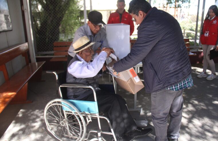 Elector de 101 años participa en su proceso presidencial número 19