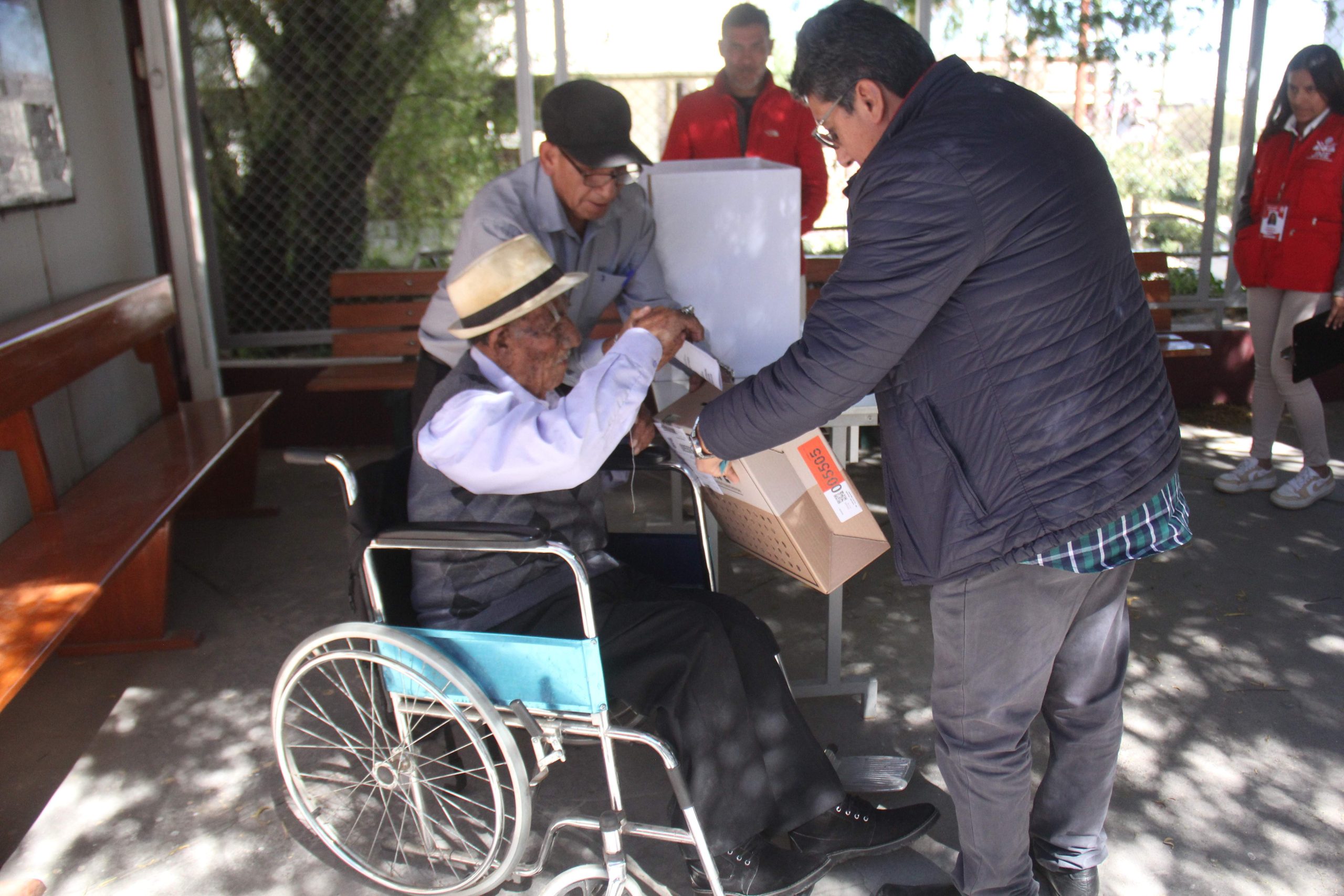 Elector de 101 años participa en su proceso presidencial número 19