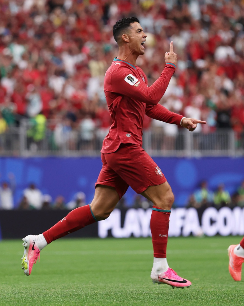 Cristiano Ronaldo hizo dos goles para el triunfo de Portugal y superó a Messi