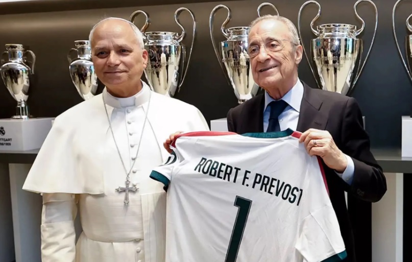 Florentino Pérez regaló camiseta del Real Madrid al papa