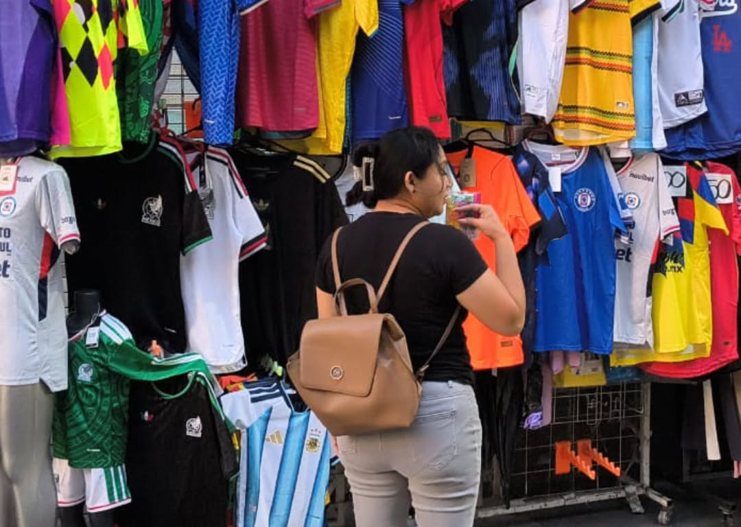 Crece expectativa por el mundial y se incrementa venta de camisetas