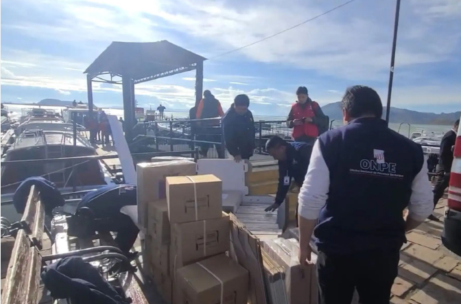 Material electoral ya es trasladado hacia islas del Lago Titicaca en Puno