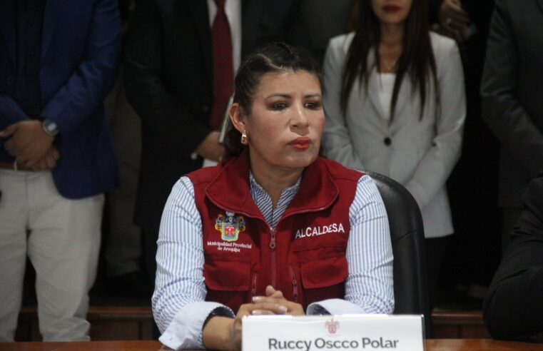 En medio de controversia alcaldesa Oscco solicita licencia para participar en elecciones