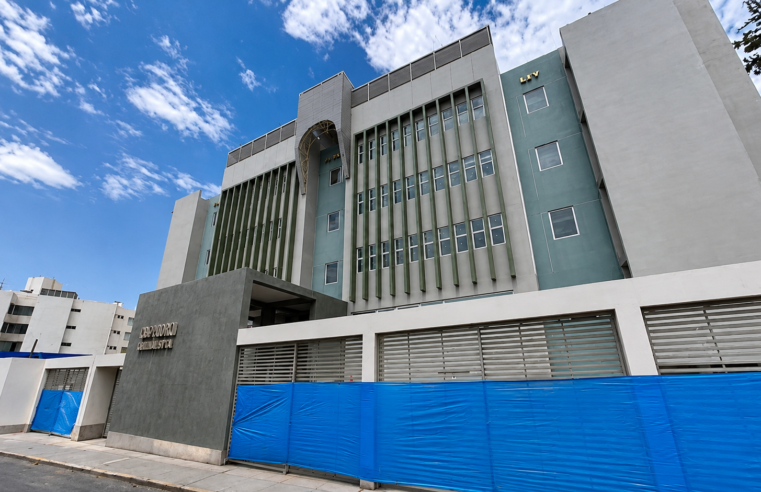 Laboratorio de criminalística sin fecha de entrega, igual que los patrulleros