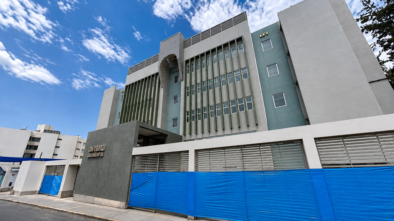 Laboratorio de criminalística sin fecha de entrega, igual que los patrulleros