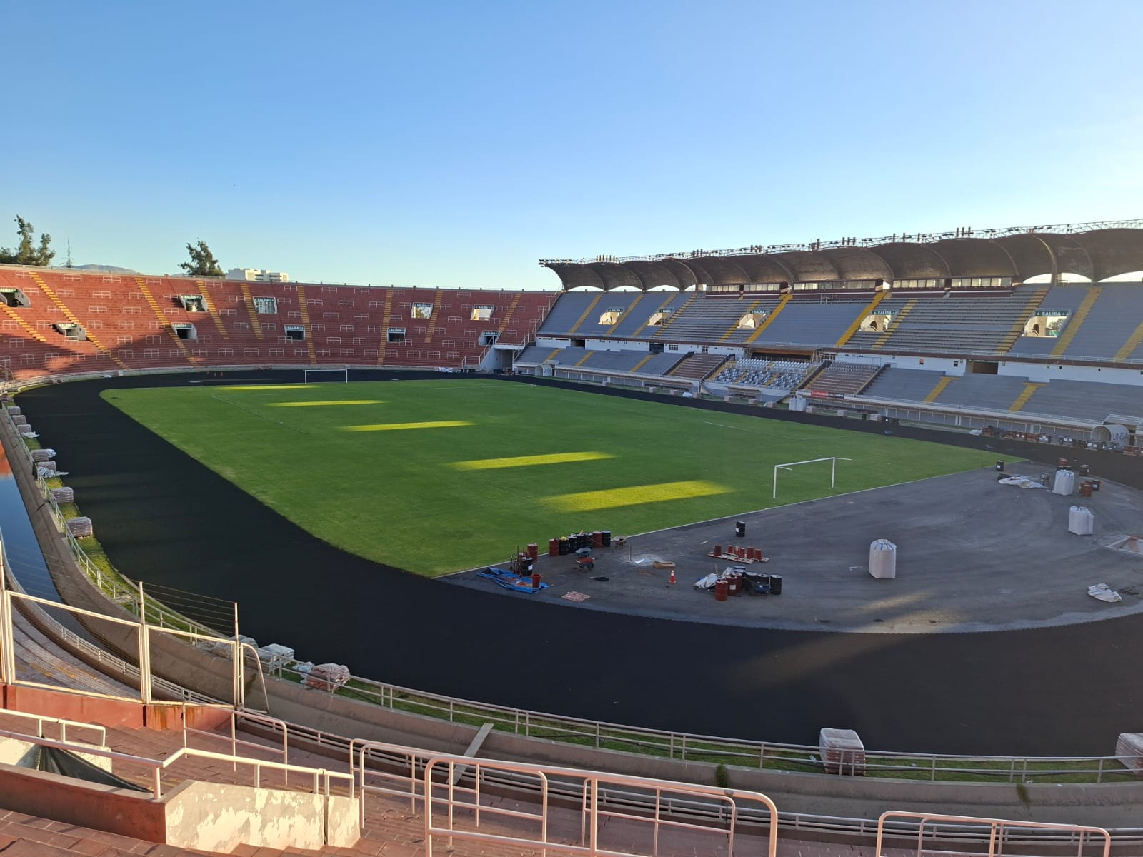 Se instala pista de atletismo en el estadio Monumental Arequipa