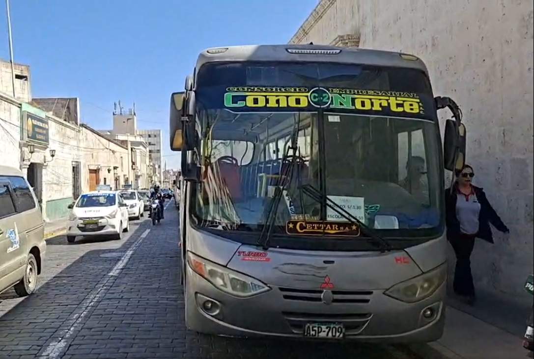 Adulta mayor queda grave tras violento atropello de bus en el Cercado