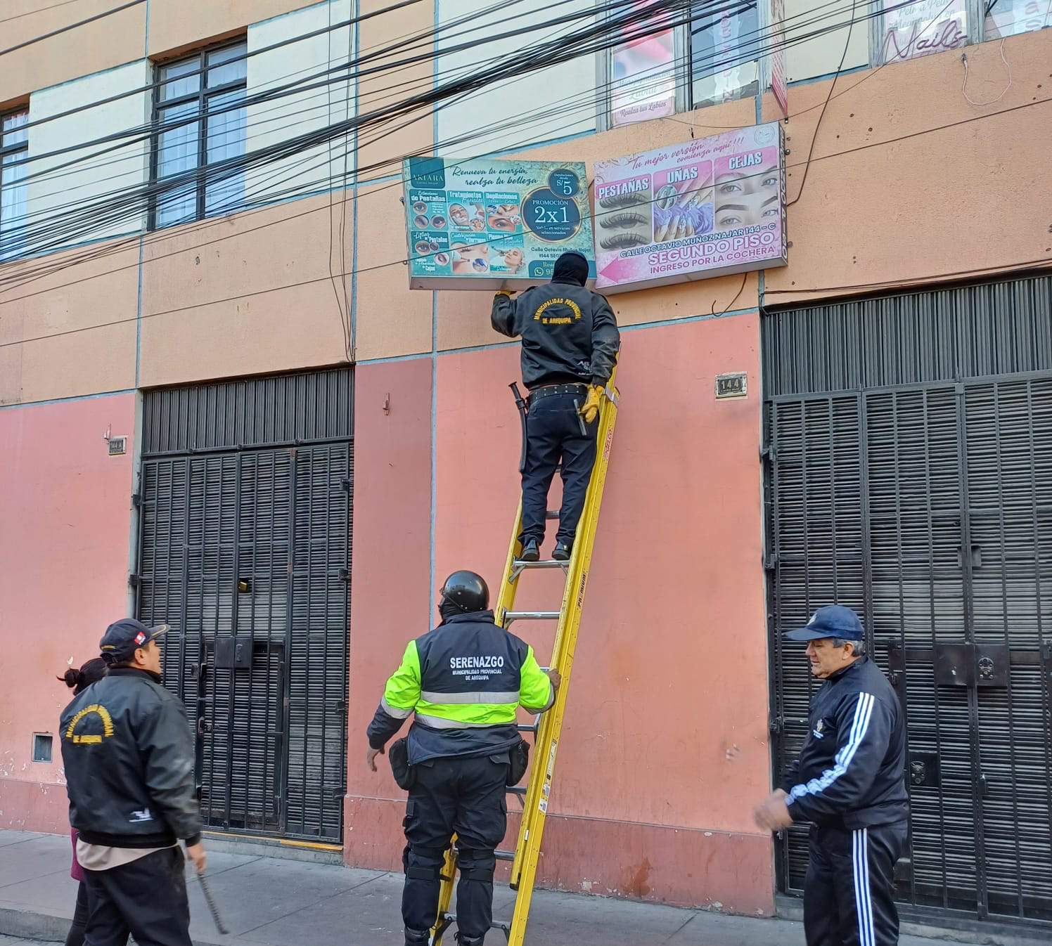 Más de 50 letreros fueron retirados en operativo de fiscalización en el Cercado