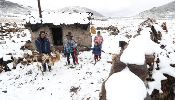 Frío extremo golpea a seis provincias y pone en riesgo a miles de familias y ganado