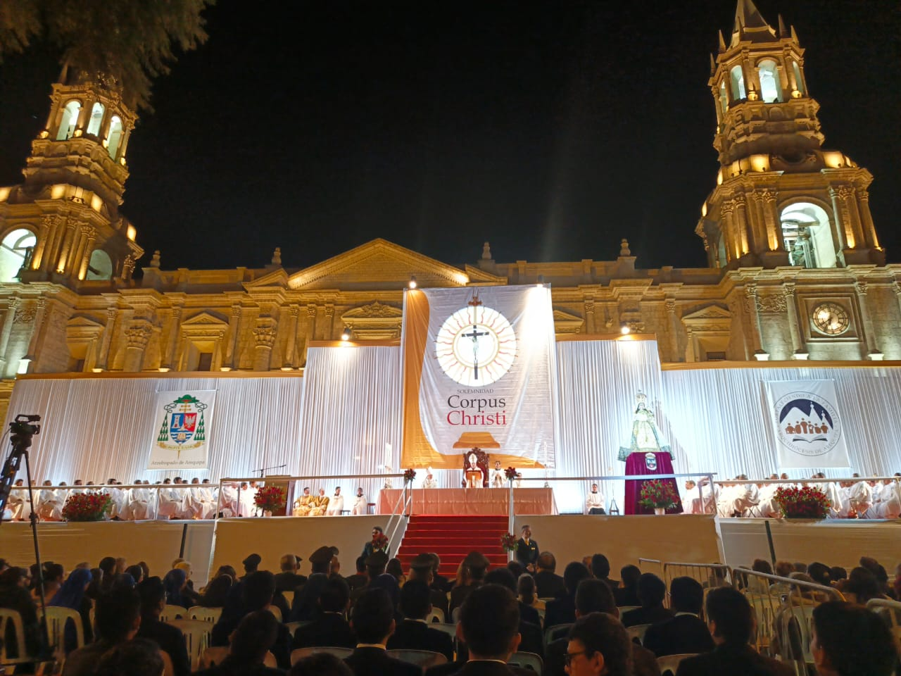 Miles de fieles participaron en la celebración del Corpus Christi en Arequipa