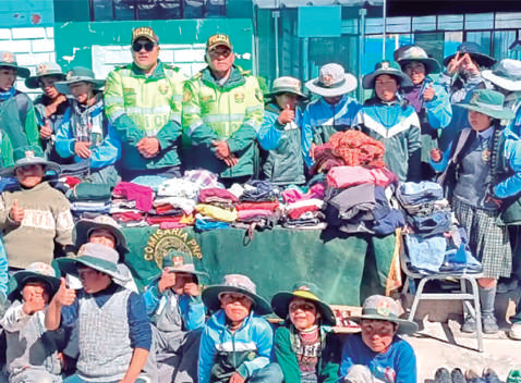 Policías entregan ropa de abrigo a escolares afectados por el intenso frío en la región