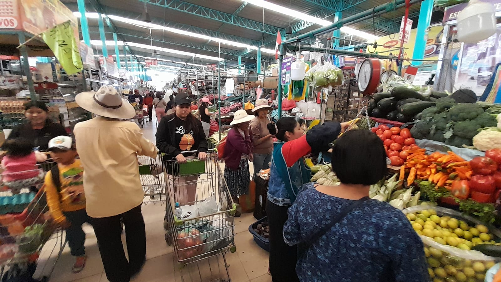 Amas de casa abarrotan mercados por elecciones de segunda vuelta