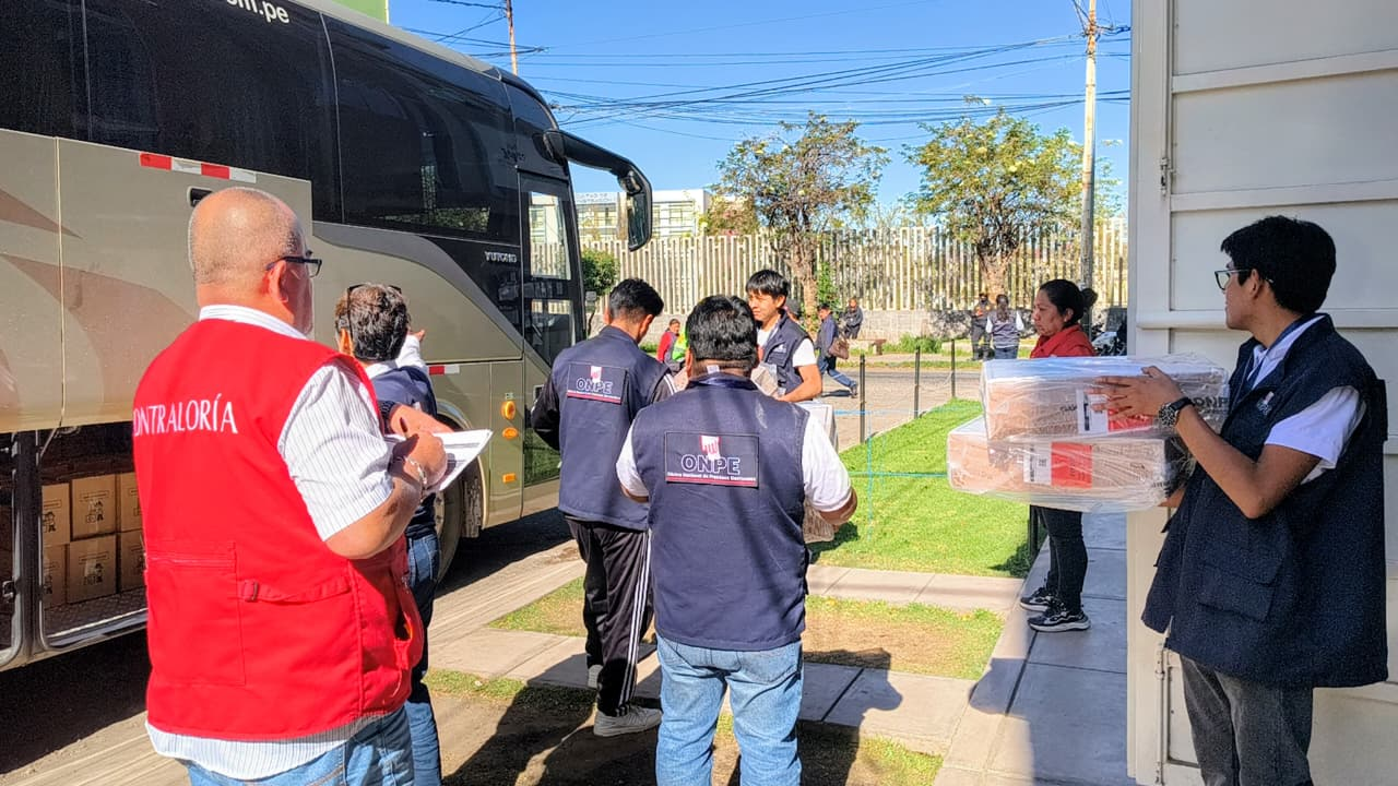 Contraloría supervisa despliegue de material electoral en Arequipa