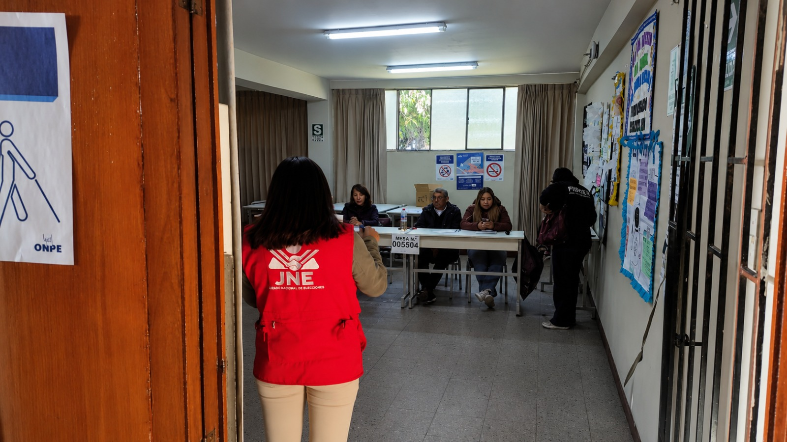 Detienen a personero por sustraer 261 cédulas de sufragio