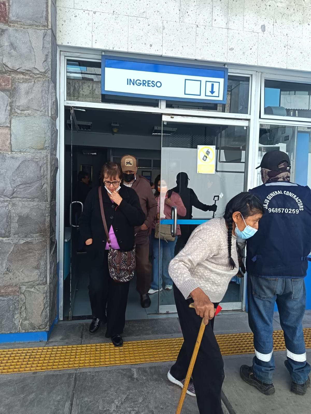 EsSalud se queda sin acelerador lineal y pacientes con cáncer protestan por atención