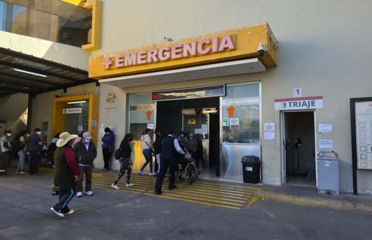 Mujer dio a luz en pasillo del hospital Honorio Delgado