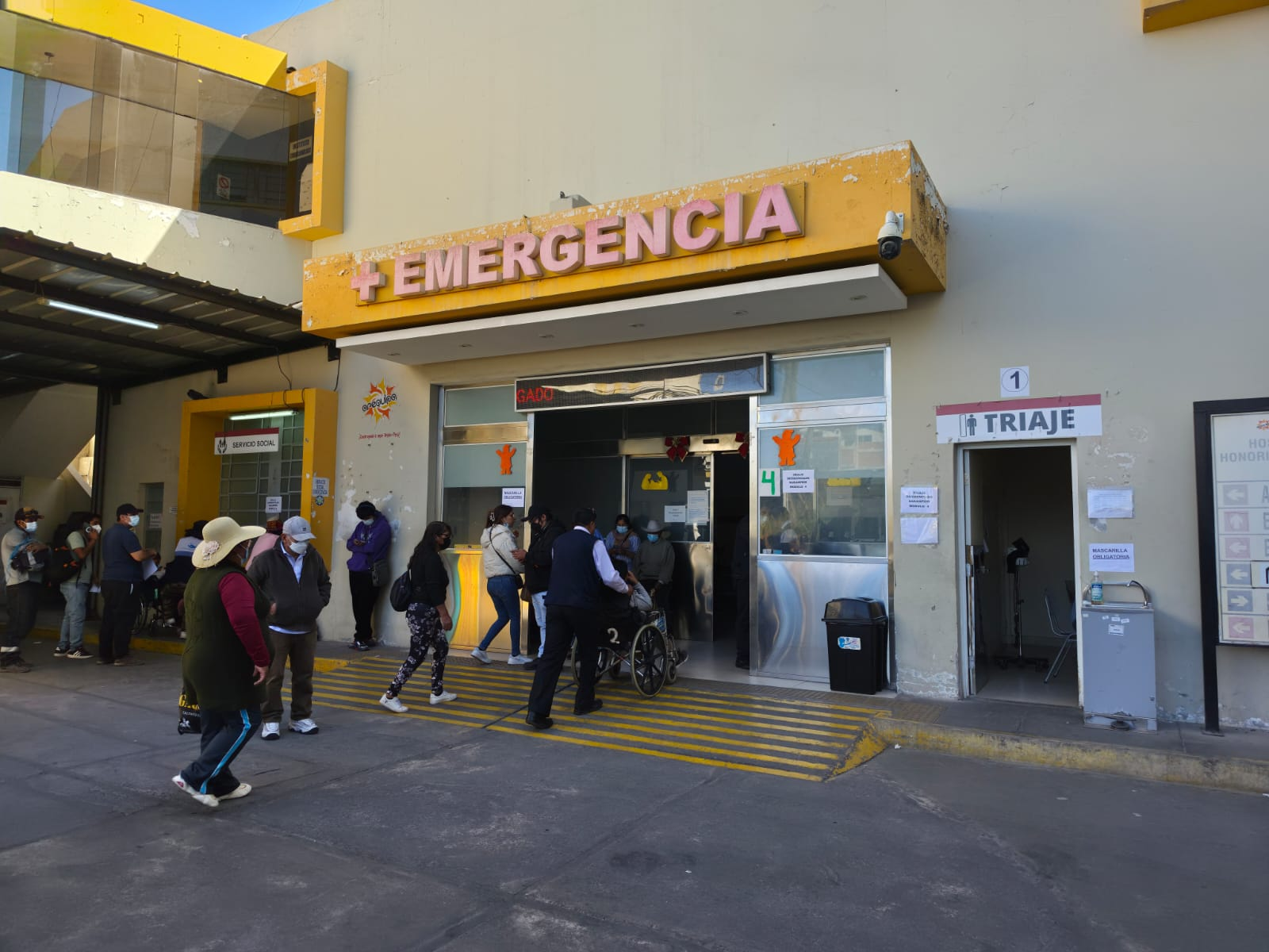 Mujer dio a luz en pasillo del hospital Honorio Delgado