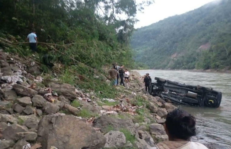 Cantante folklórica resulta grave y su esposo fallece tras caída de vehículo al río
