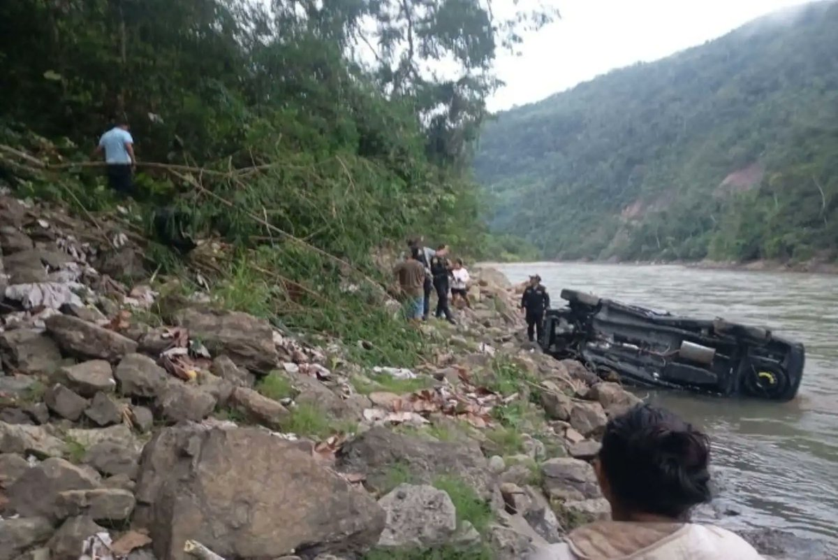 Cantante folklórica resulta grave y su esposo fallece tras caída de vehículo al río