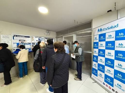 Piden salida de gerente mientras se evalúa declarar en emergencia EsSalud