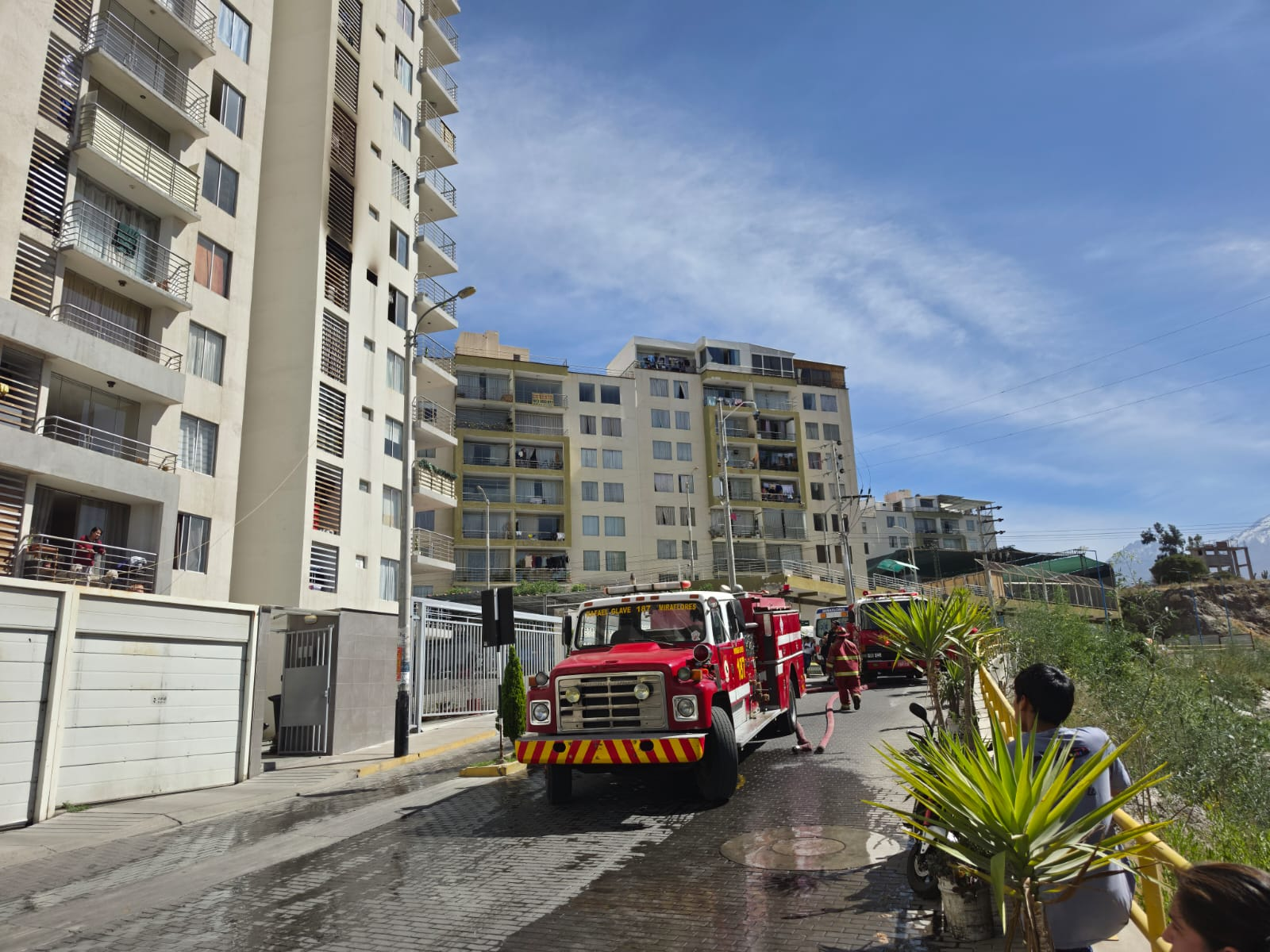 Incendio obliga a evacuar edificio en Miraflores
