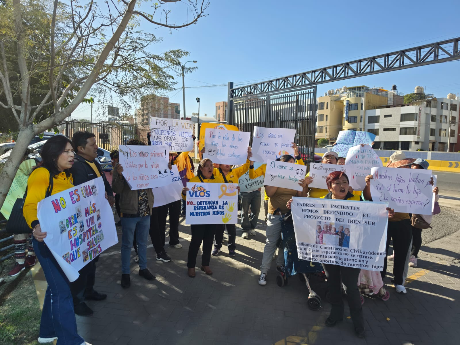 Padres de pacientes piden no paralizar obra del IREN Sur