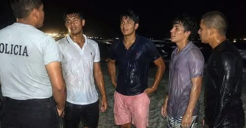 Policía rescata a seis turistas tras naufragio de catamarán en Paracas