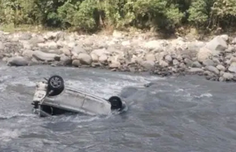Tres personas fallecen tras despiste de auto colectivo que cayó al río