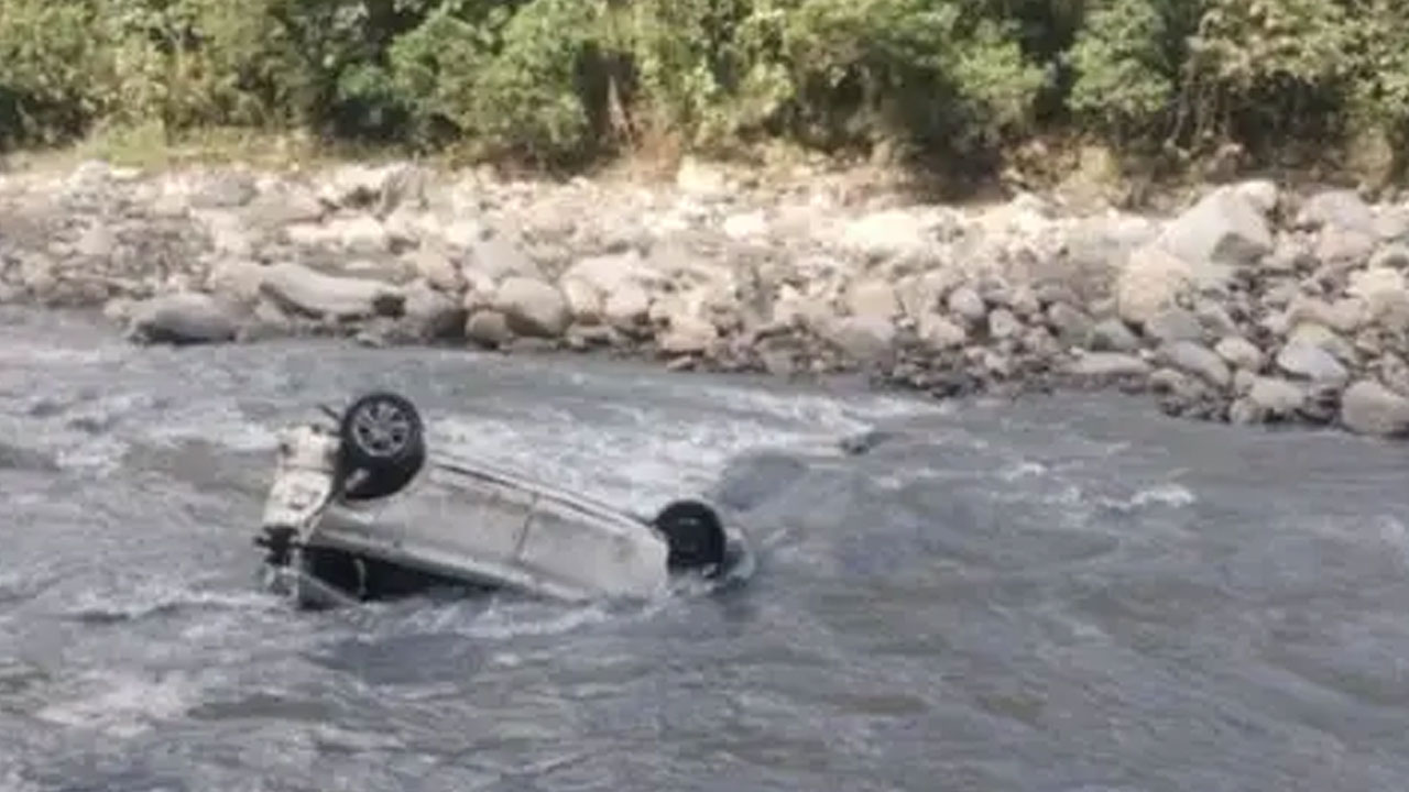 Tres personas fallecen tras despiste de auto colectivo que cayó al río