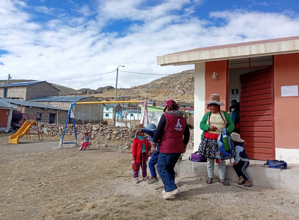 Escolares de Huaracopalca estudian con intenso frío, el hacinamiento y el riesgo eléctrico