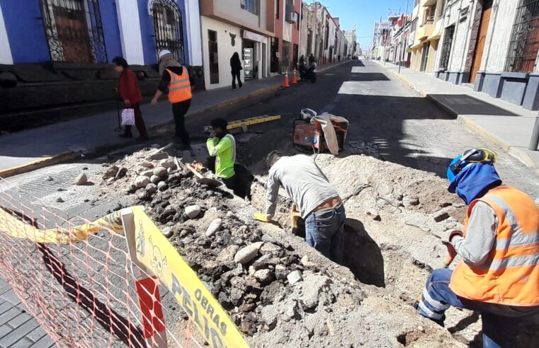 Trabajos de instalación de fibra óptica generan congestión vehicular y malestar