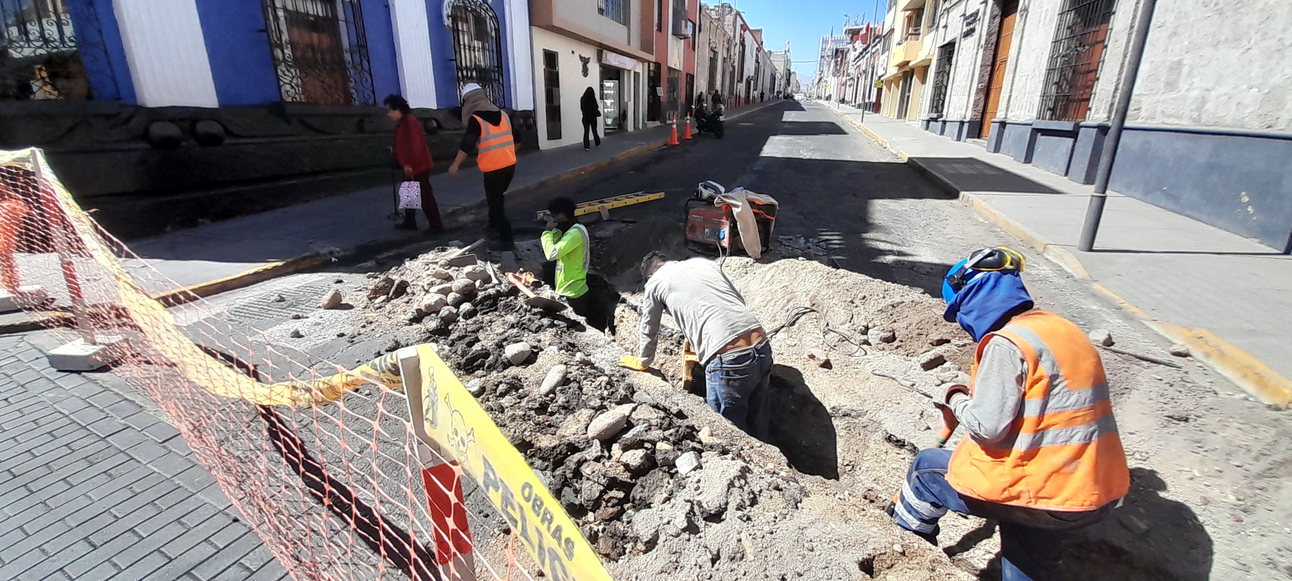 Trabajos de instalación de fibra óptica generan congestión vehicular y malestar