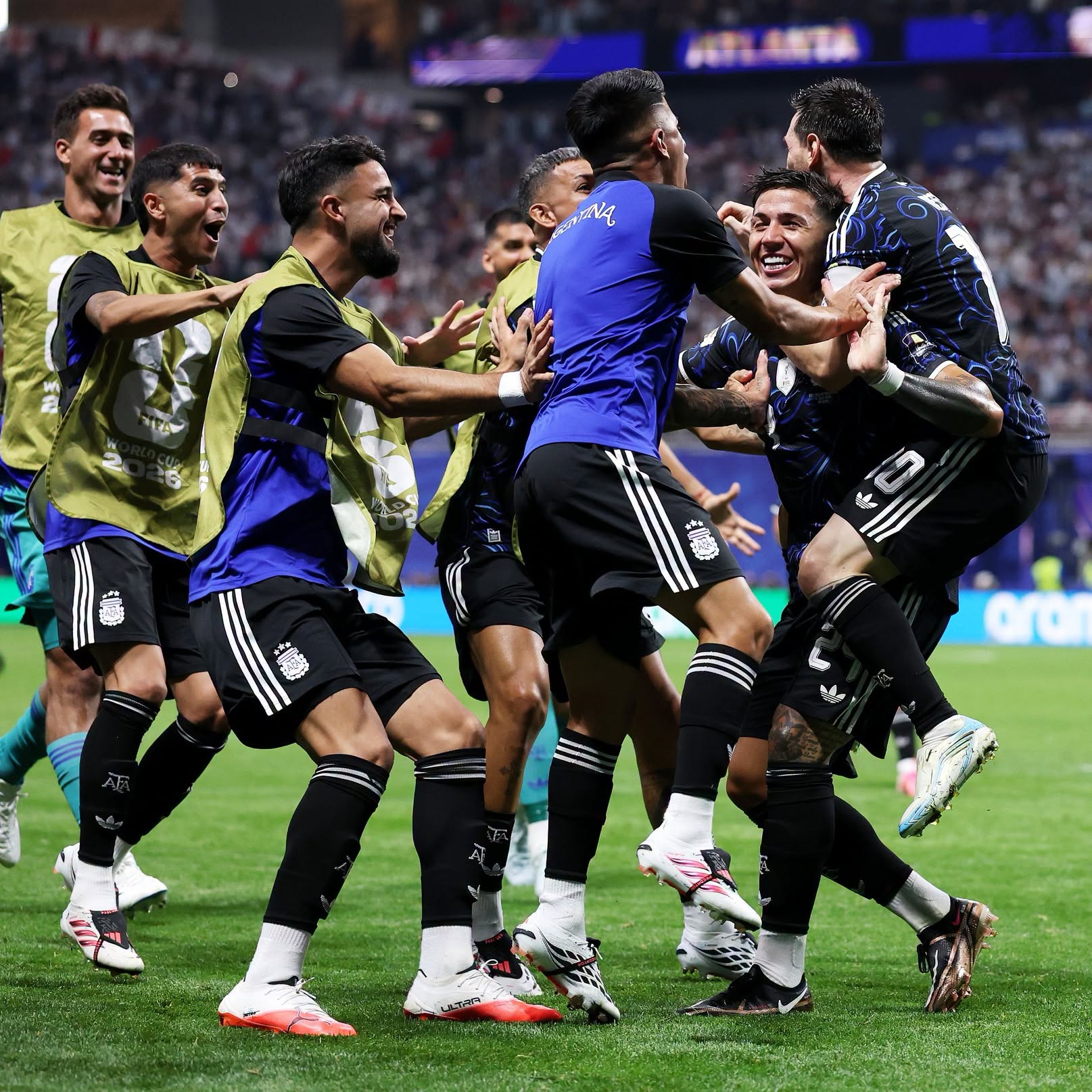 Argentina le dio vuelta a Inglaterra, Messi en su tercera final