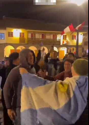 Turistas argentinos celebran en la Plaza de Armas el pase de su selección a semifinales del Mundial