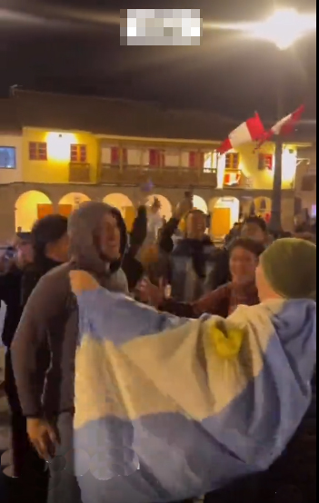 Turistas argentinos celebran en la Plaza de Armas el pase de su selección a semifinales del Mundial
