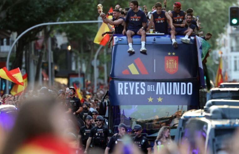 Los campeones del mundo pasearon ante millones en Madrid