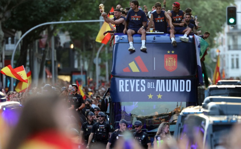 Los campeones del mundo pasearon ante millones en Madrid
