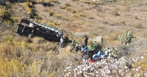 Tragedia: madre muere tras caída de camión a un barranco