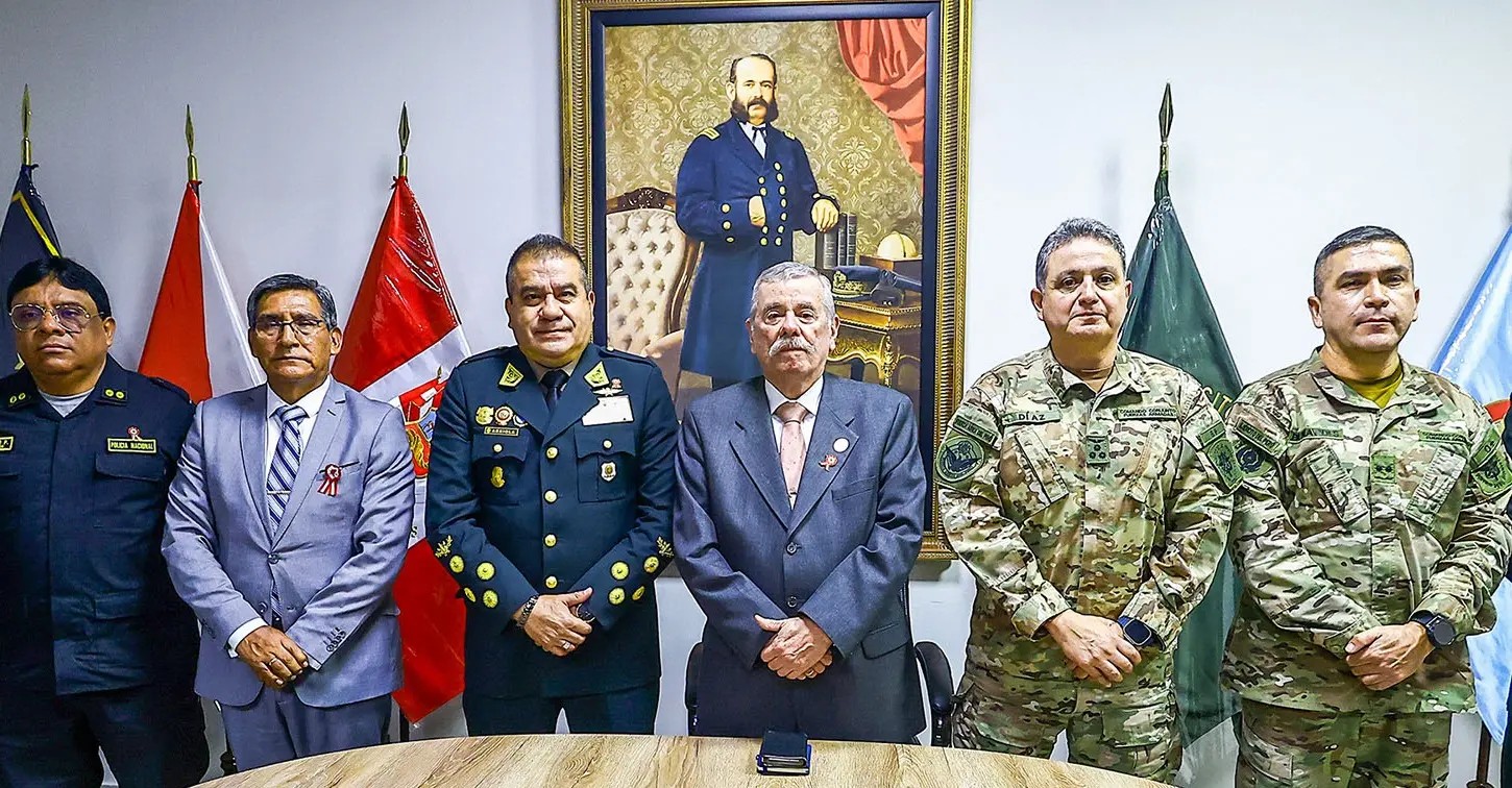 Rospigliosi defiende derechos de policías y militares, y respalda ley