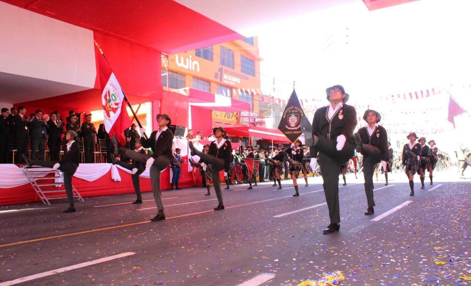 Escolares demostraron fervor por su colegio y patria en la avenida Kennedy