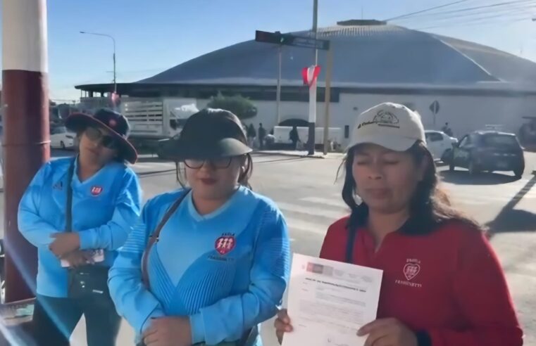 Padres de familia denuncian a vendedores de sillas por agresivos