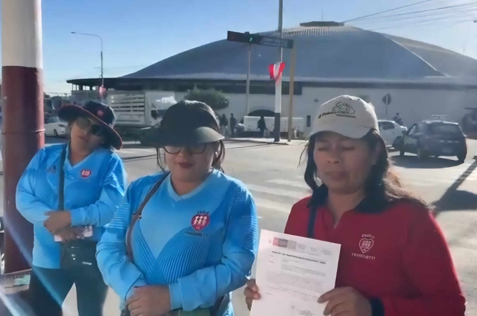 Padres de familia denuncian a vendedores de sillas por agresivos
