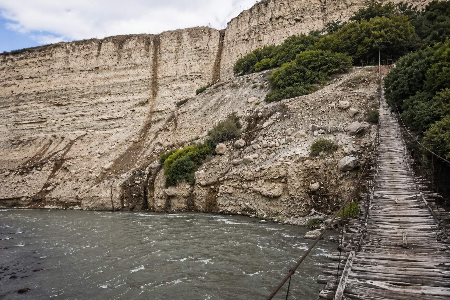 Centenario puente colgante de Acoy en riesgo por filtraciones de agua