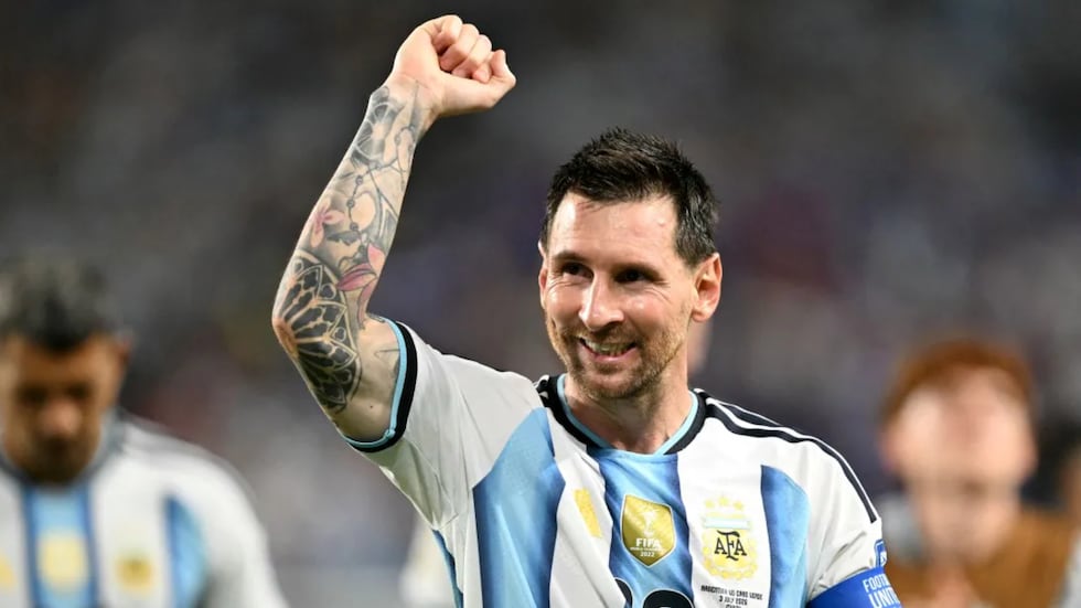 Messi vuelve a desafiar el tiempo y salva a Argentina en el Mundial