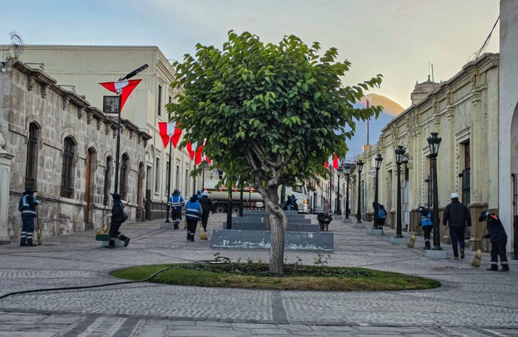 Calles y plazas del Centro Histórico limpias tras operativo municipal